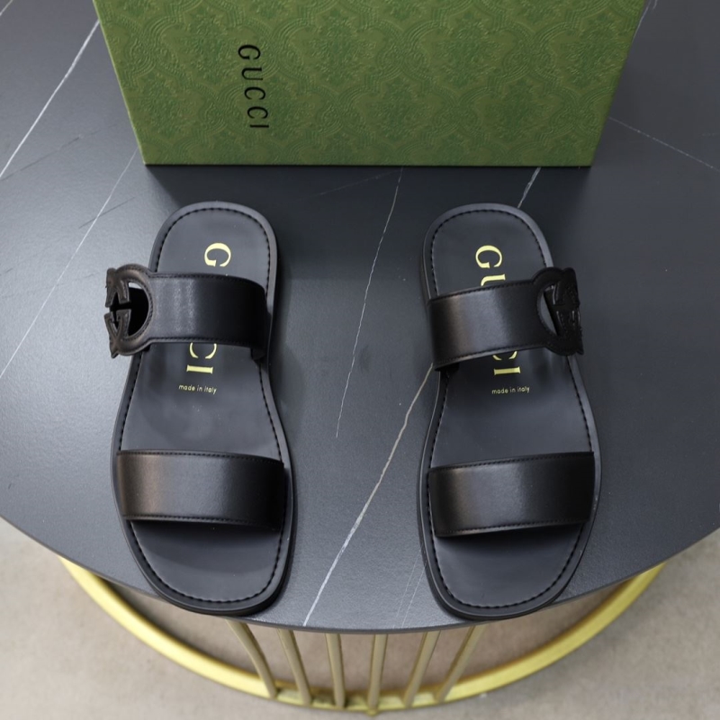 G*u*i slippers